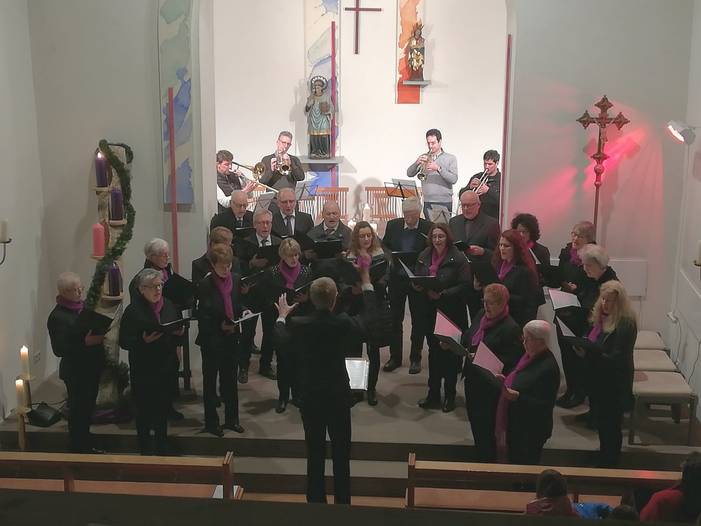 Kirchenchor mit Bläserensemble